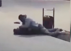 Попытку изнасилования румыном женщины на улице сняли прохожие на видео