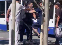 Драка на остановке: агрессивный пассажир избил кондуктора и диспетчера