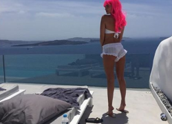 Ксения Дели в розовом парике и купальнике закатила грандиозный девичник на Санторини 