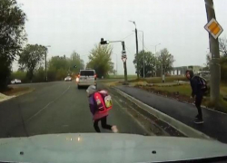 Двое детей едва не погибли под колесами автомобиля в Кишиневе