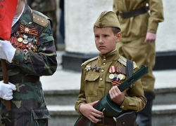 В Бельцах 12-летнего ребенка, раздававшего георгиевские ленты в советской форме, ударил неизвестный и назвал фашистом 