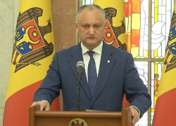 Надеюсь, те, кто просит организовывать сотни чартеров ежедневно, осознают все риски, - Додон 