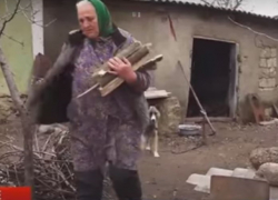 Трагические кадры! Пожилая женщина вынуждена разбирать забор, чтобы затопить печь и обогреть внуков