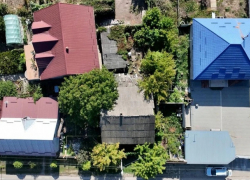 Муж-алкоголик продал дом, признав свою супругу умершей: в это время она находилась в России