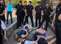 Появилось видео масштабной драки 200 футбольных ультрас в Одессе