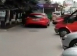 Автохама, ехавшего по тротуару в центре Кишинева и попавшего на видео, наказали