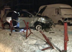 Водитель сломал обе ноги при таране рекламного щита на Чеканах