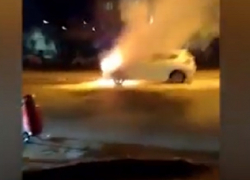 На Чеканах новенький автомобиль сгорел прямо посреди улицы