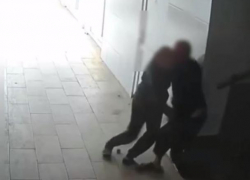 Разбойник прямо в тапочках напал на мужчину прямо в подземном переходе