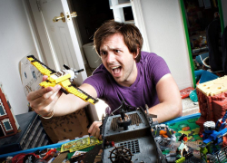 В Бендерах муж сломал челюсть жене после игры в детский конструктор