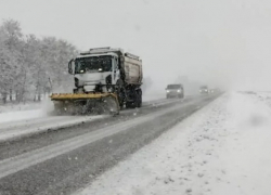 Снег и перегруженные дороги: Молдову замело
