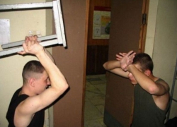 «Разбудил, предложил выпить, избил стулом»: ссора между братьями в Резинском районе закончилась тюрьмой