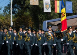 В разгар пандемии власти организуют парад в 2,3 млн леев