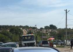 Высоченная свалка отходов нависает над железной дорогой и рекой Бык на окраине Кишинева