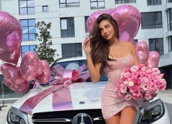 "Блогерше" и певице подарили на 18-летие авто за 4 млн леев
