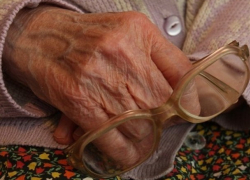 Пьяная 19-летняя девушка жестоко избила кружкой прикованную к постели старушку в Рыбнице