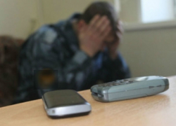 Сотрудника тюрьмы в Бендерах схватили за передачу заключенным мобильных телефонов 