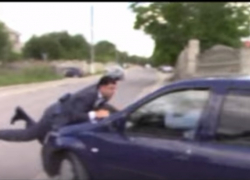 Пойманный на взятке таможенник прокатил на капоте офицера НАЦ