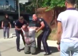 Мужчину, напавшего на девушку, поставили на колени в центре Кишинева 