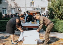 В столице заложили памятник погибшему в аэропорту пограничнику: «Герои не умирают»