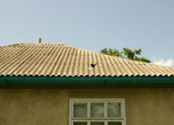 В Сынжерейском районе противоградовая ракете попала в дом