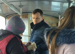 Андрей Нэстасе разъезжает по Кишинёву в троллейбусе и позирует для фото