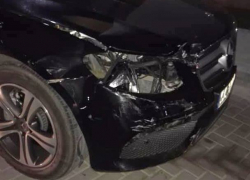 Пьяный сосед на «Мерседесе» протаранил несколько машин во дворе жилого дома в Кишиневе