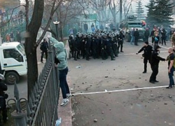 Массовое избиение киевскими фанатами полицейских в Донбассе на глазах Порошенко сняли на видео