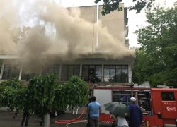 Бушевавший огонь в строящемся офисе на Рышкановке сняли на видео