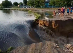 В селе Гура Кэйнарулуй прорвало дамбу, вода эффектно заливает окрестности