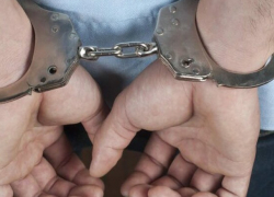 Девочка, родившая в 11 лет, и ее задержанный полицией отчим - румыны