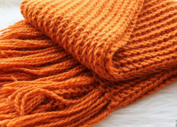 В Унгенах 18-летняя девушка повесилась на шарфе во дворе лицея 