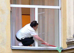 Смертельные травмы получила жительница Бендер, выпавшая из окна пятого этажа