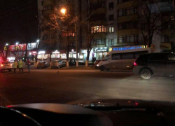 Актуально: на Ботанике переходившую в неположенном месте женщину сбил автомобиль, пострадавшую увезла «скорая помощь» 