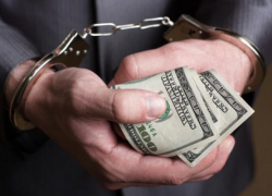 Налоговиков за взятку в 2 тыс. могут оштрафовать на 400 тыс. леев