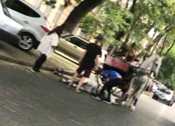 Запряженная в карету для развлечения туристов лошадь рухнула в обморок в центре Одессы