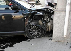 Авария на пересечении улиц Букурешть и Александри, машины повалили светофор и врезались в угол здания