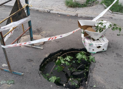 Провал асфальта на улице Армянской залатали, но он снова появился