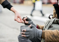 Обидно до слез. Мужчина узнал в просящей милостыню женщине свою школьную учительницу
