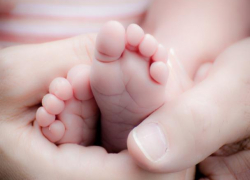 Двухлетняя девочка упала с 8 этажа: что известно о ее состоянии