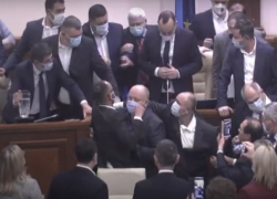 Драка в парламенте: депутаты от правых перешли к силовому давлению