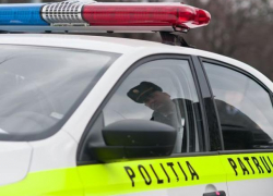 В Кишиневе мужчина чуть не утонул в огромной луже, его спасли полицейские