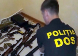 Оружие, боеприпасы и наркотики: полицейские раскрыли преступную группировку