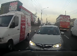 Опасный маневр безрассудной женщины-водителя в столице попал на видео