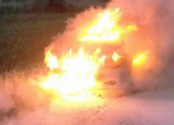 Под селом Бравичены загорелся автомобиль, после чего пламя перекинулось и на поле