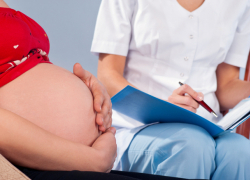 Беременная женщина обвинила врачей в гибели ее нерожденного ребенка из-за их лечения