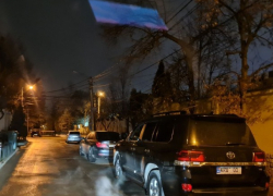 Фотофакт: Усатый у двери посла ЕС