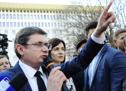 Какая пандемия? Гросу рвется на баррикады 