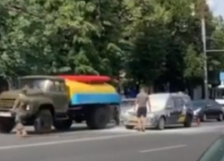 В Кишиневе водитель ЗиЛ-а пришел на помощь горящему таксисту