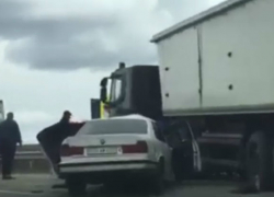 Грузовик протаранил легковушку на трассе в Молдове: жуткое ДТП попало на видео